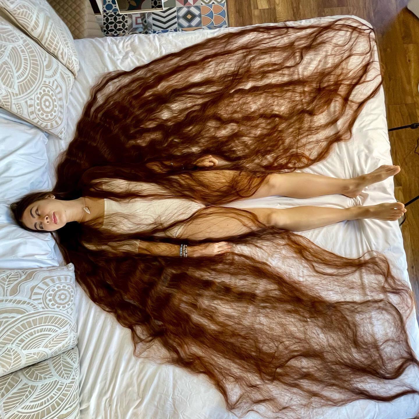 Украинка вошла в Книгу рекордов Гиннеса как обладательница самых длинных в мире волос: как выглядит Рапунцель Алия Насырова