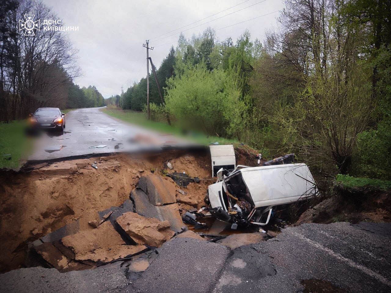 На Київщині мікроавтобус провалився під землю: є загиблі та постраждалі. Подробиці і фото