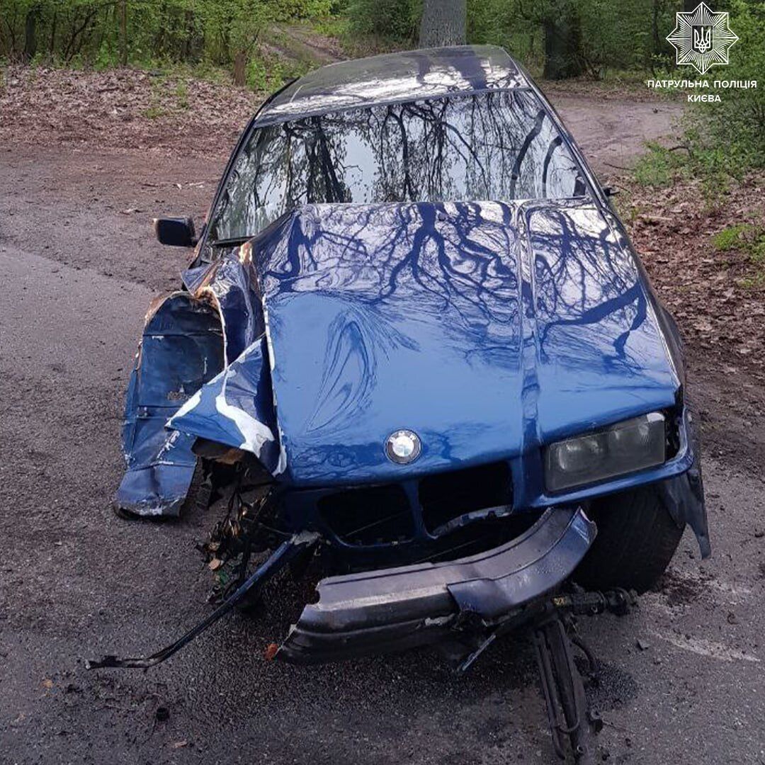 В Киеве пьяный водитель BMW на скорости протаранил дуб. Подробности и фото