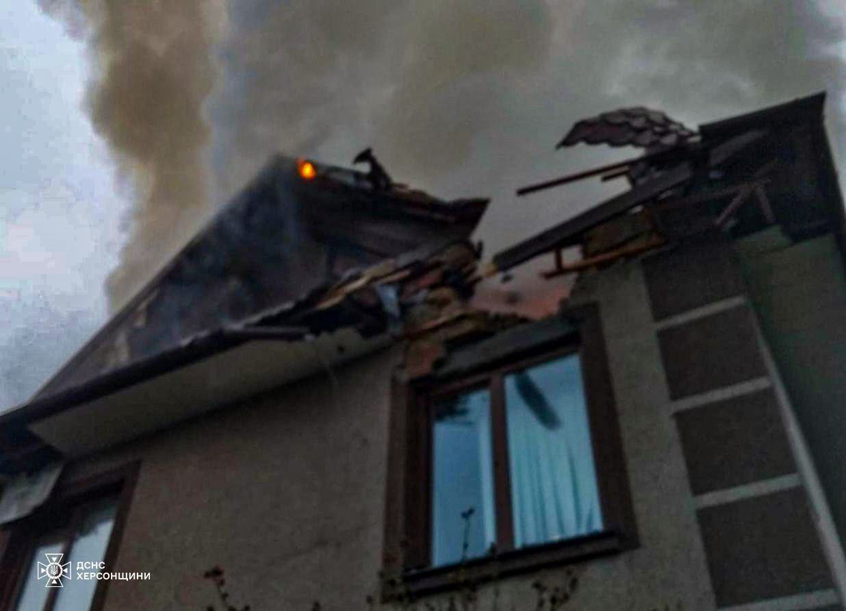 Окупанти вдарили по житлових кварталах і зупинці в Херсоні, спалахнули пожежі: є поранені