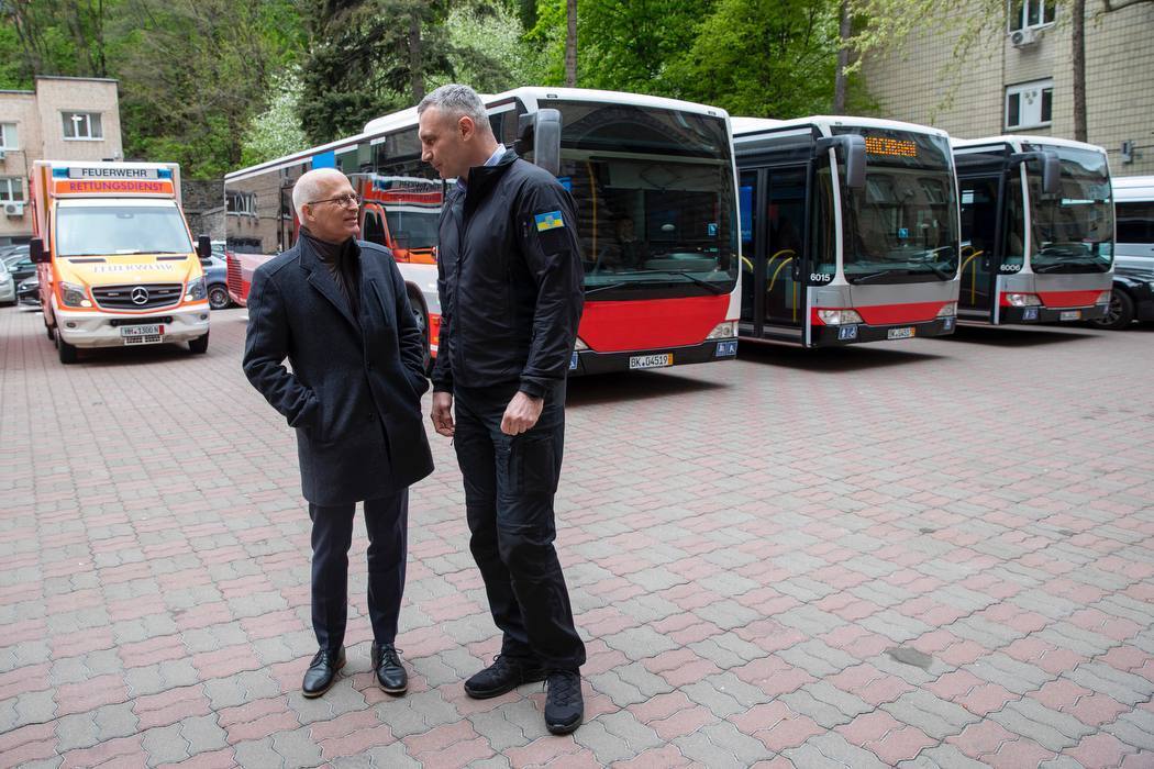 Гамбург передал Киеву автобусы и кареты скорой помощи