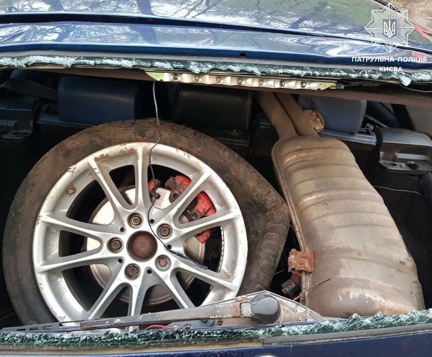 У Києві п’яний водій BMW на швидкості протаранив дуб. Подробиці і фото