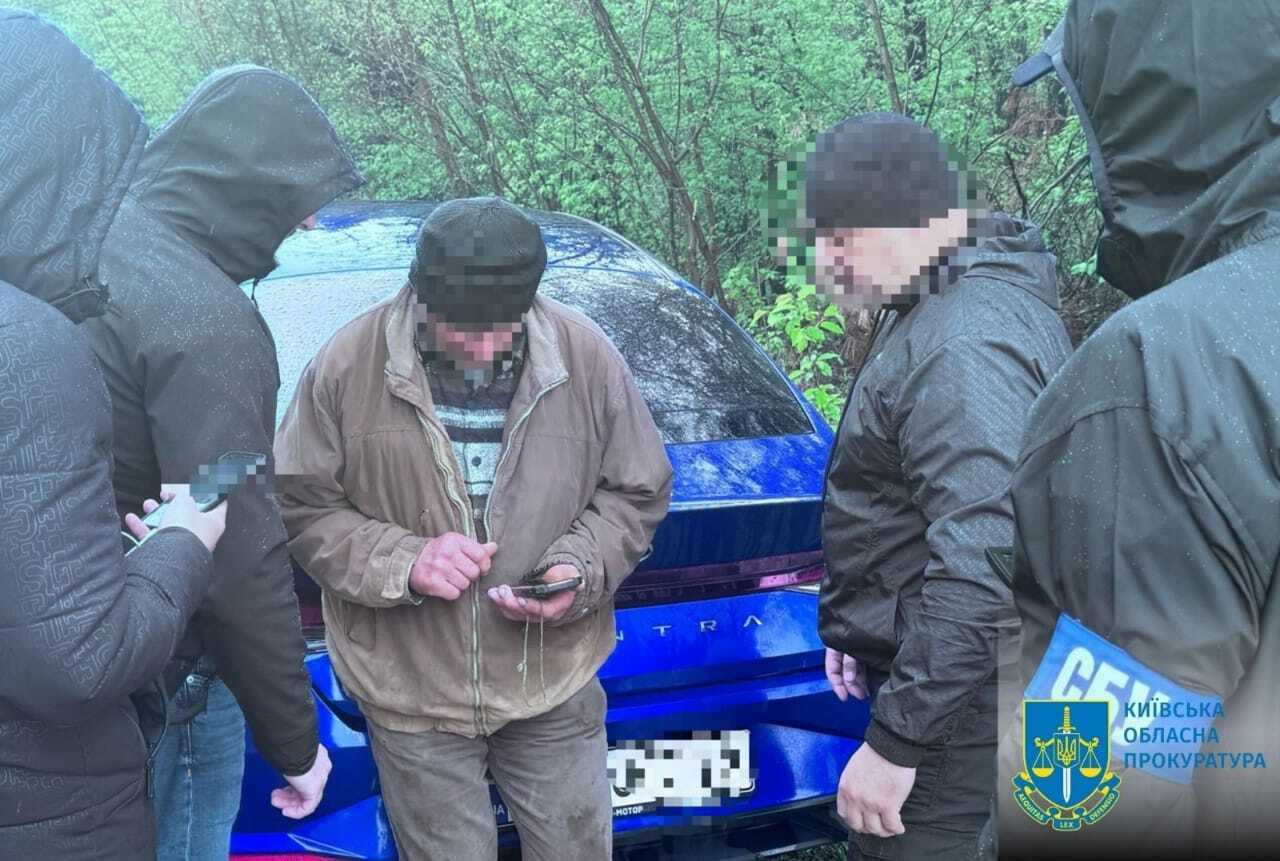 Требовал взятки за продажу высококачественного леса "со скидкой": на Киевщине с поличным задержали чиновника. Фото и видео