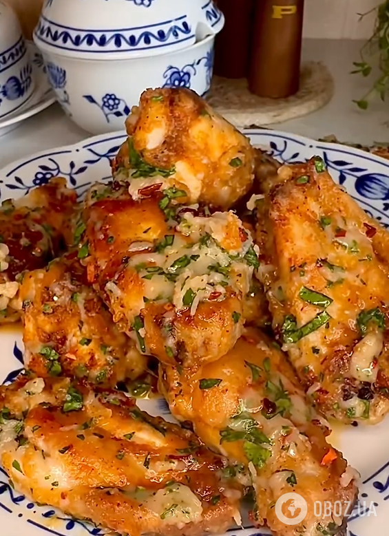 Хрустящие куриные крылышки в сырной панировке для обеда: к картофелю, макаронам или любой каше
