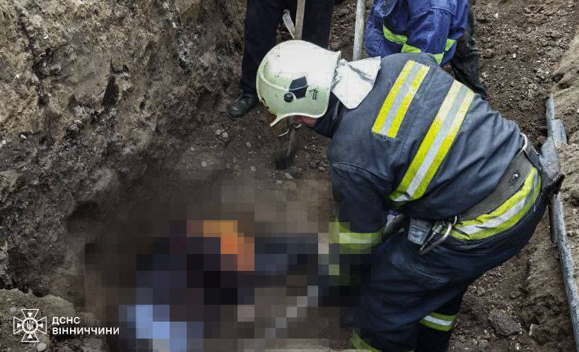 Стався зсув ґрунту: на Вінниччині рятувальники дістали з-під завалу загиблу людину. Фото

