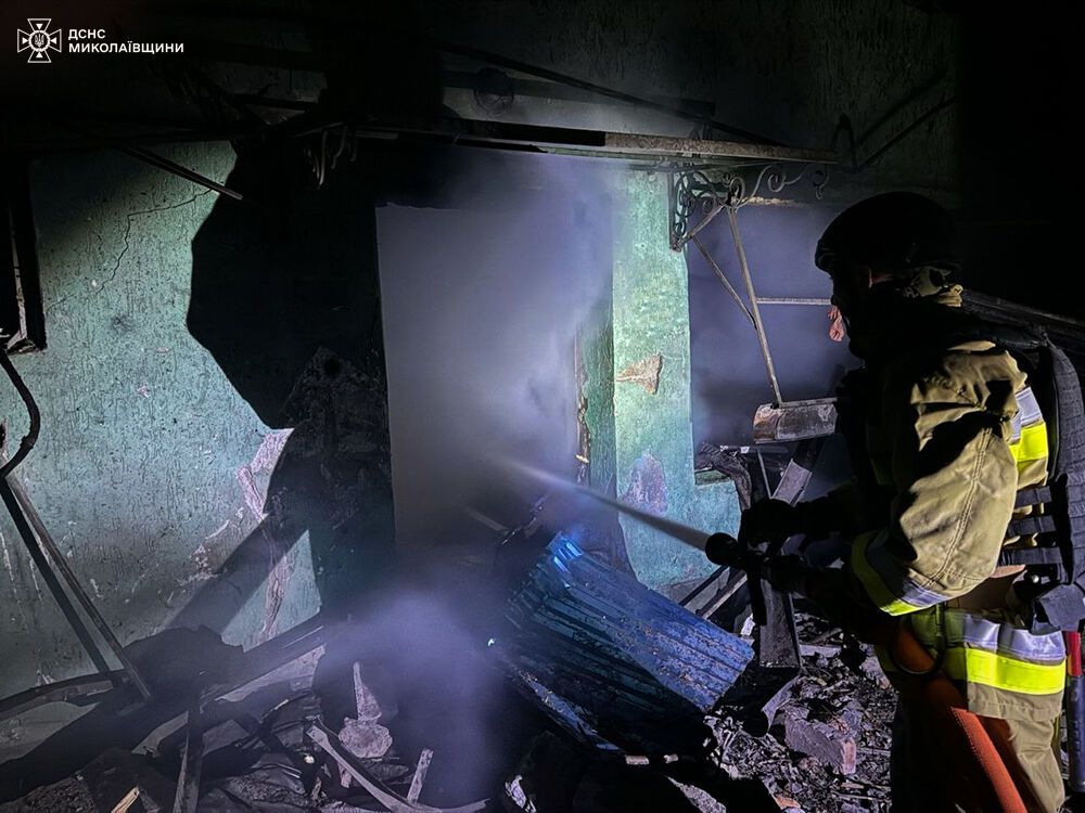 На Миколаївщині уламки збитого дрона пошкодили торговельну інфраструктуру: виникла пожежа, постраждав чоловік. Фото