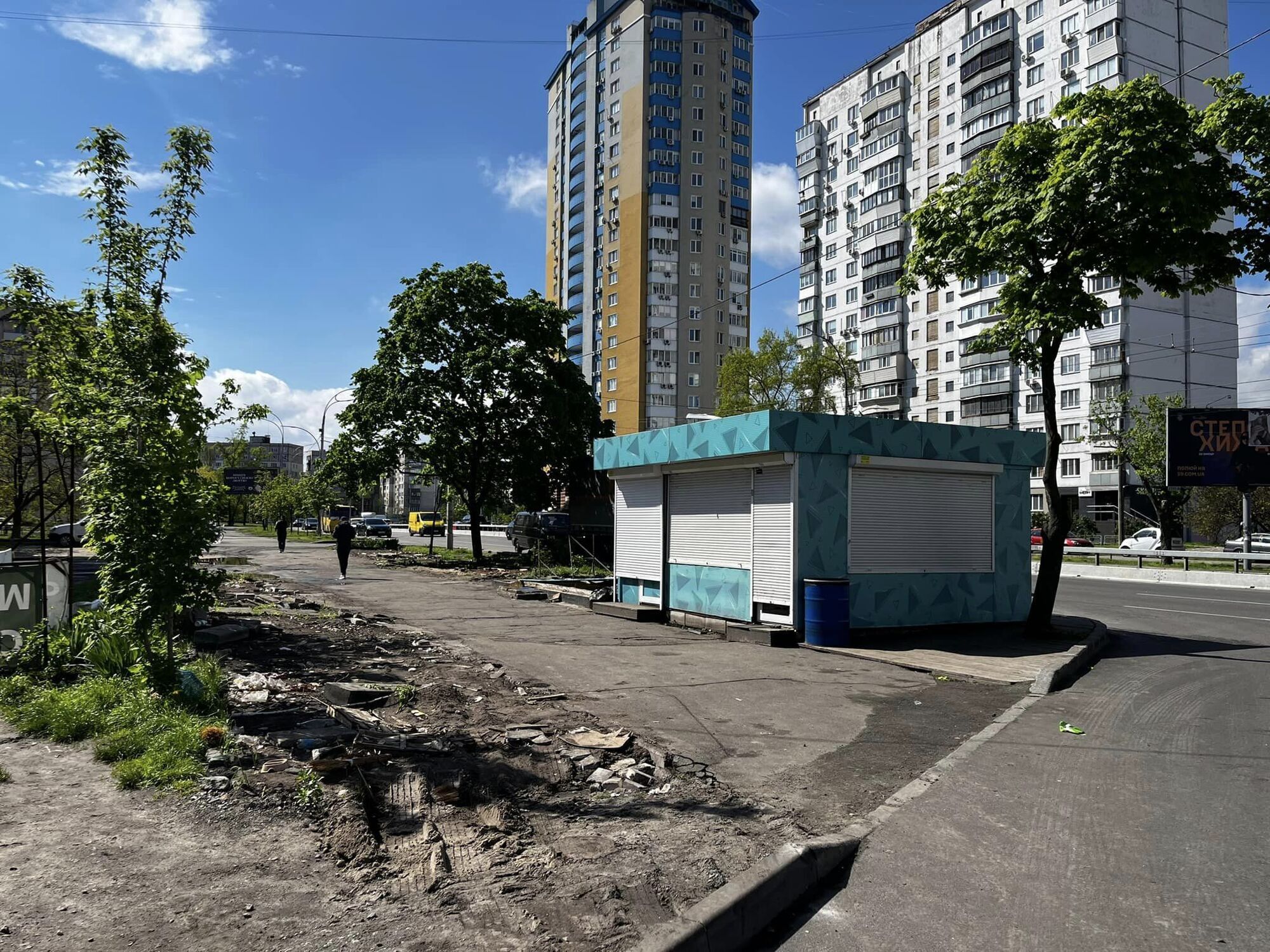 У Києві на Оболоні демонтували одну з найбільших та найстаріших точок з кіосками. Фото
