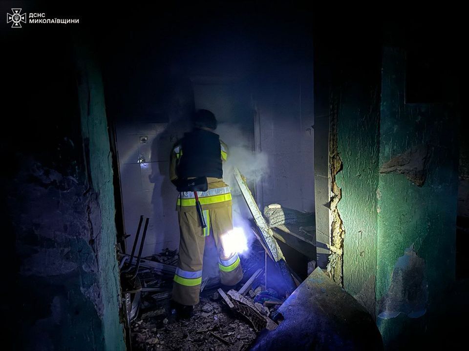 На Николаевщине обломки сбитого дрона повредили торговую инфраструктуру: возник пожар, пострадал мужчина. Фото