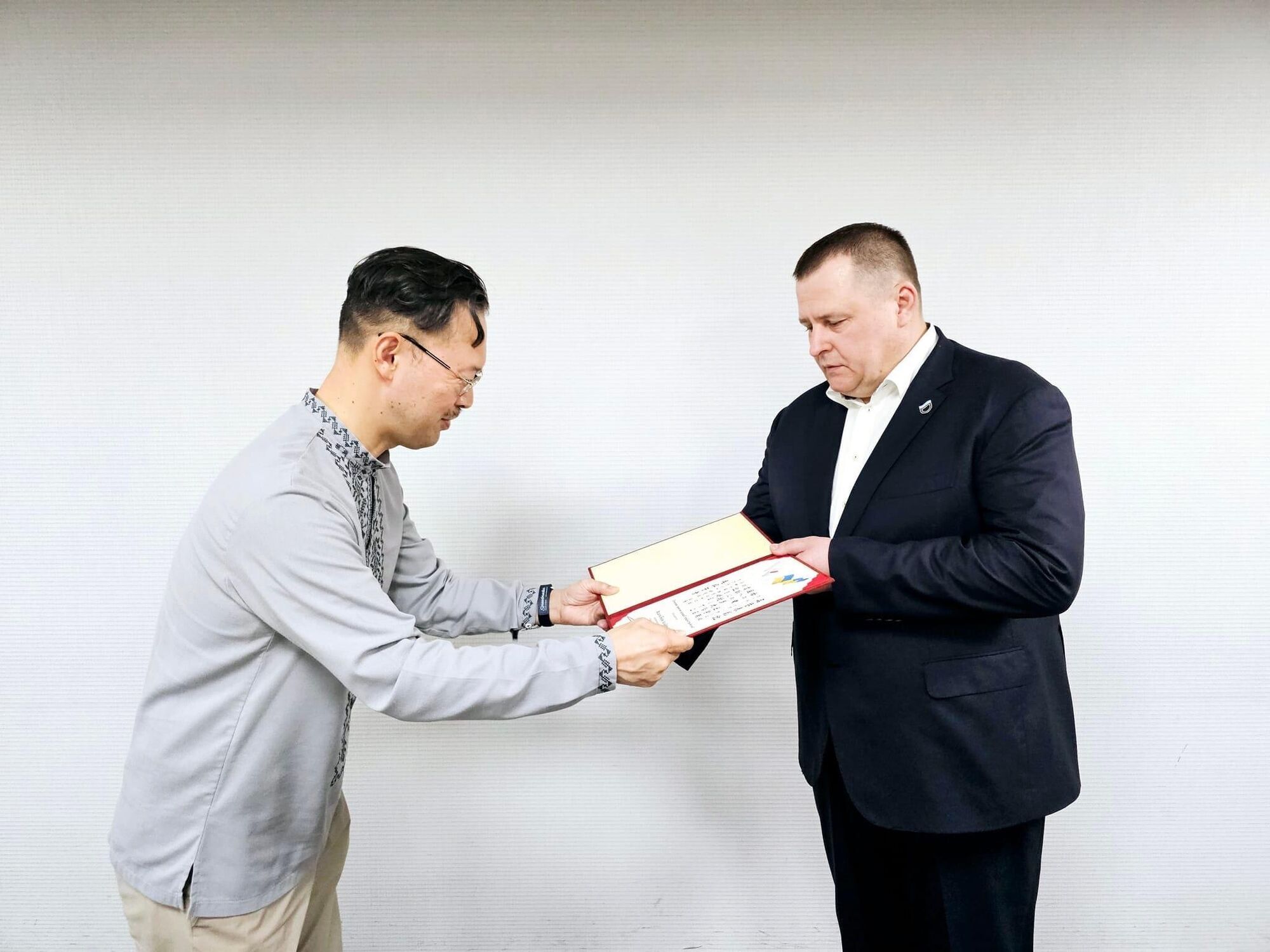Професор та україніст Окабе Йошіхіко вручив меру Дніпра Філатову відзнаку за розвиток україно-японських відносин