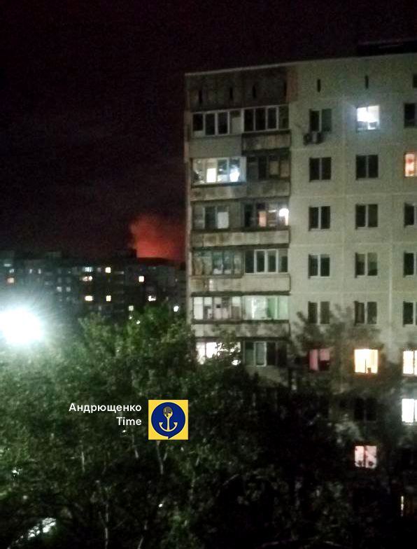 "Не прилет": в оккупированном Мариуполе вспыхнул загадочный пожар во время дождя. Фото