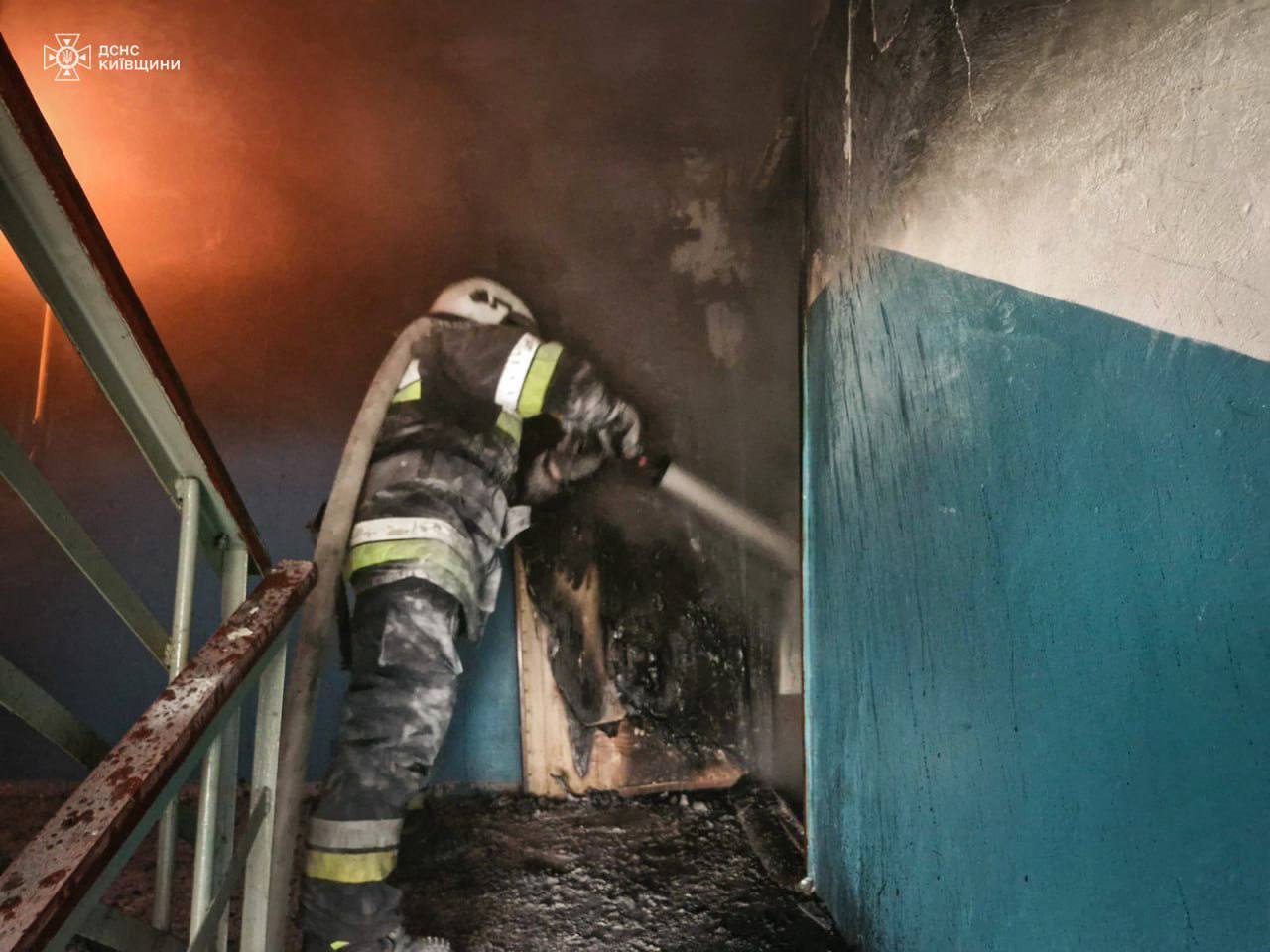 На Київщині в багатоповерхівці горіли електрощитові: з будинку евакуювали 13 осіб, зокрема 3 дітей. Фото