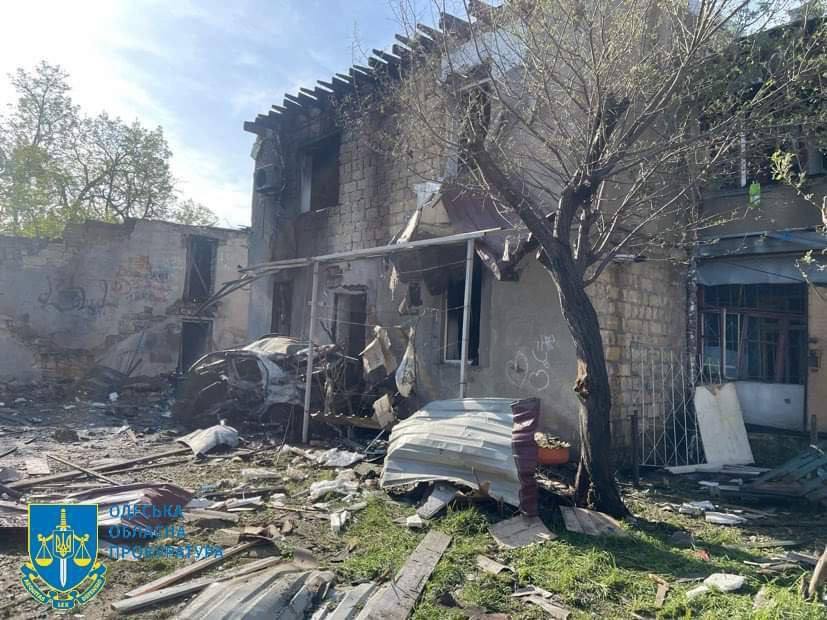Окупанти атакували Одесу "Шахедами": пошкоджено будинки, постраждали дев’ятеро людей. Фото й відео