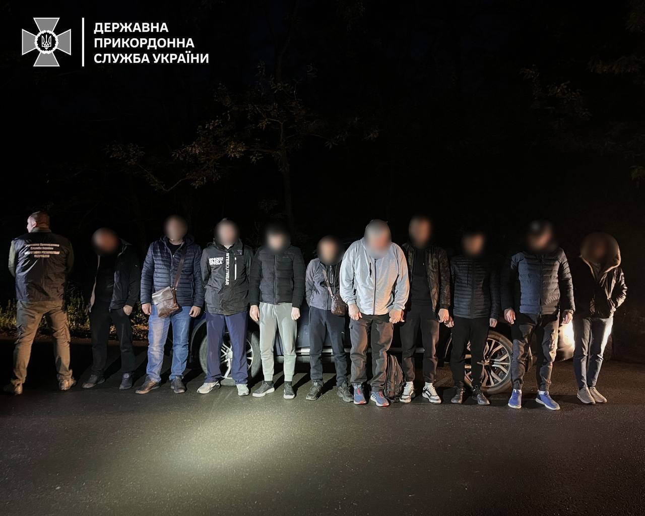 Чекали два місяці перетину кордону: прикордонники виявили групу чоловіків, які хотіли незаконно потрапити до Угорщини. Фото 