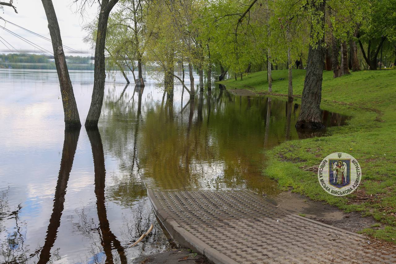 Самый высокий уровень этой весны: в Киеве за сутки вода в Днепре поднялась на 36 см. Фото и видео