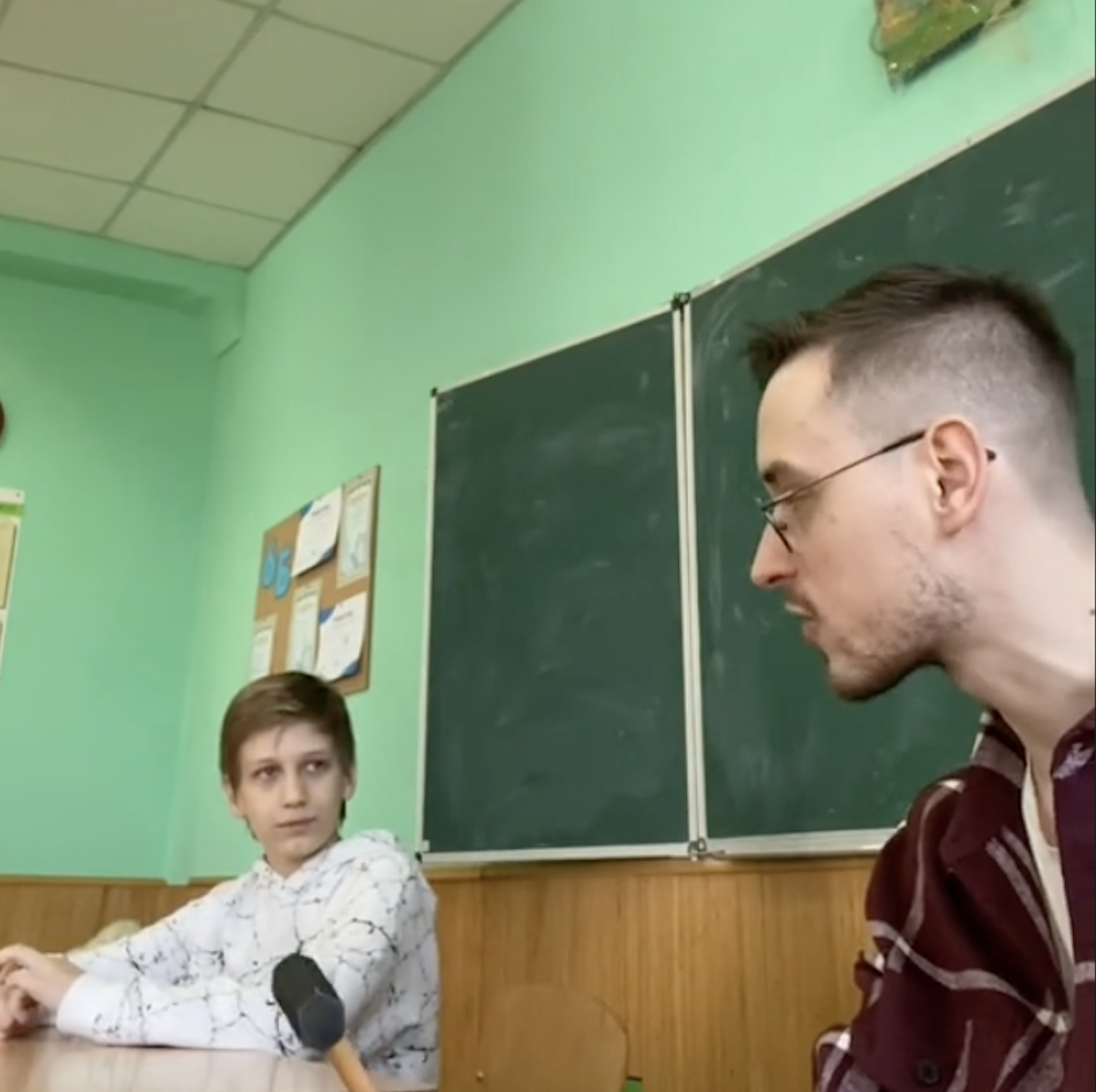''Уявляю, з якою радістю до вас ідуть на уроки!'' Вчитель із Києва, що танцює з учнями і знімає кумедні відео в TikTok, став зіркою мережі