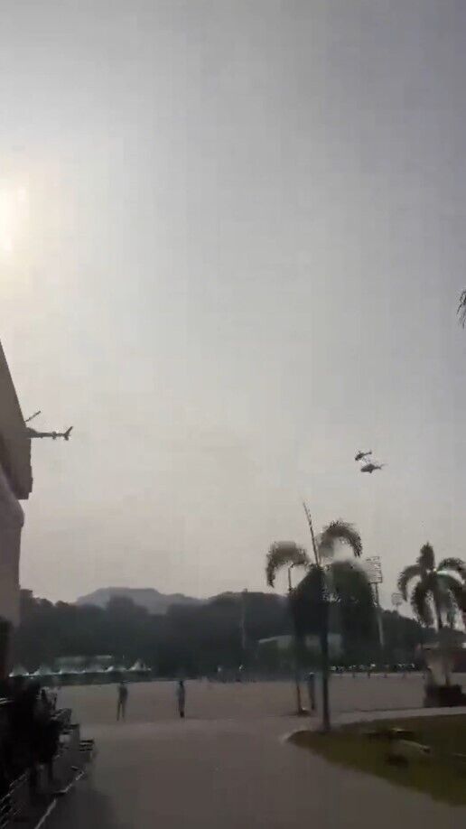 У Малайзії на репетиції військового параду зіткнулися два вертольоти: загинуло десять людей. Відео моменту катастрофи