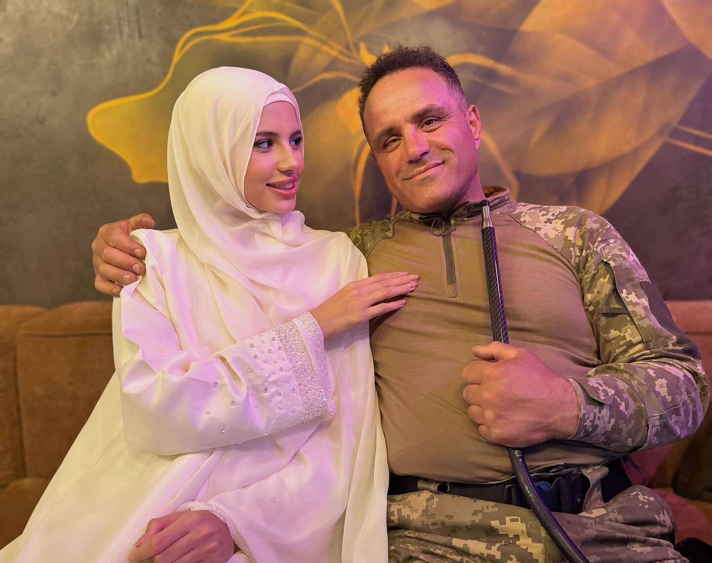 "Міс Україна" Софія Шамія одягнула хіджаб і показала фото з татом-воїном ЗСУ