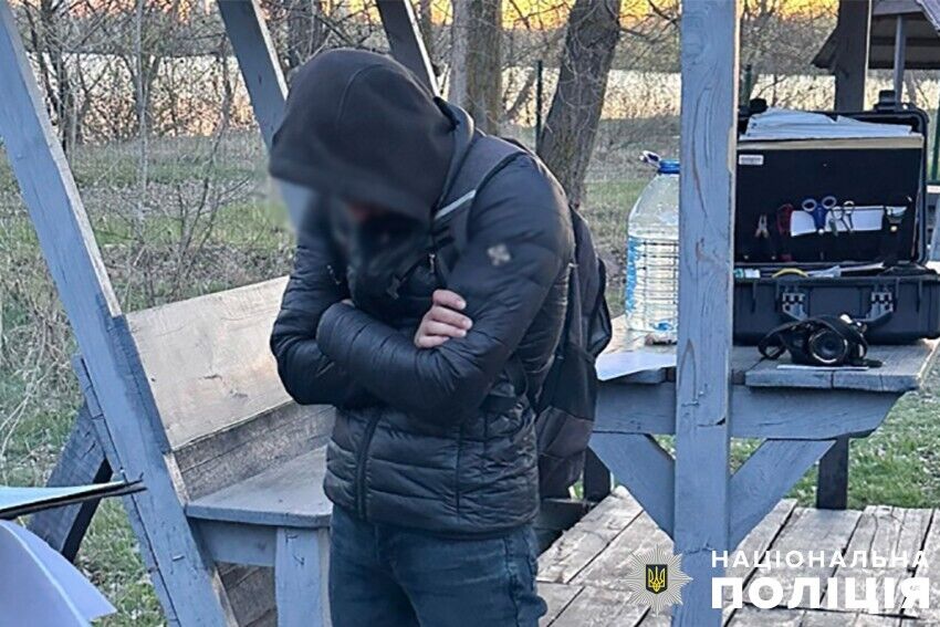 Намагався втекти від поліції: у Києві на пляжі "Троєщина" затримали чоловіка із 1,2 кг психотропів. Подробиці і відео