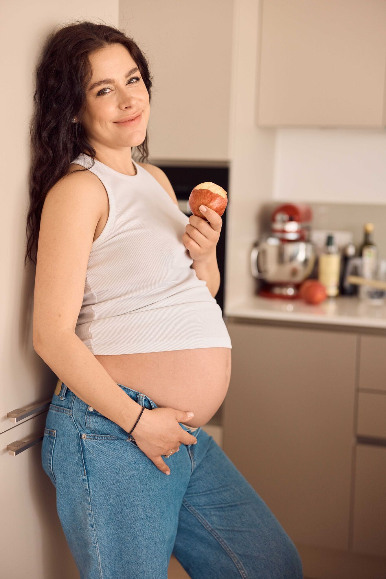 Іванна Онуфрійчук показала себе на останньому місяці вагітності та пояснила, чому не народжуватиме в Україні