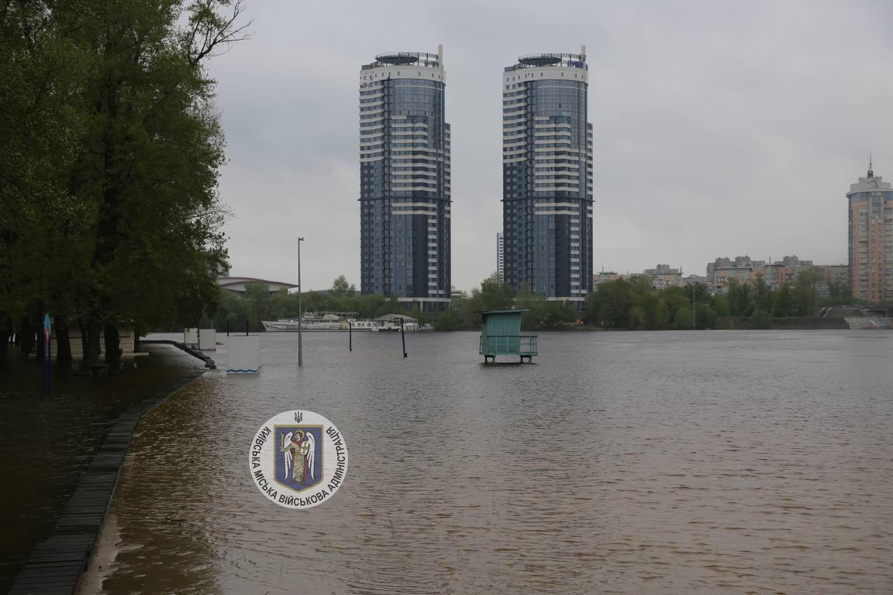 Під водою парковки та дитячі майданчики: наслідки водопілля в столичному парку "Муромець" та Гідропарку. Відео