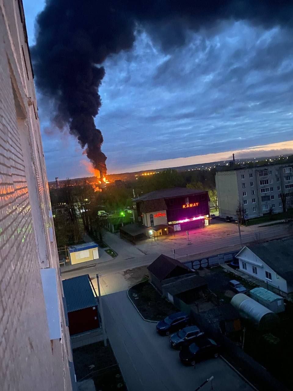 Под ударом были нефтебаза и металлургический завод: в РФ пожаловались на новую атаку дронов, вспыхнули пожары. Видео