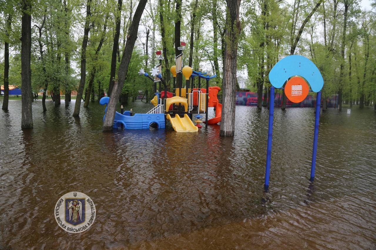 Під водою парковки та дитячі майданчики: наслідки водопілля в столичному парку "Муромець" та Гідропарку. Відео