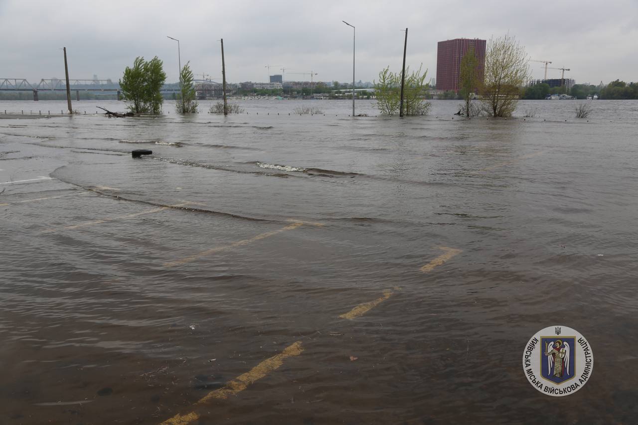 Під водою парковки та дитячі майданчики: наслідки водопілля в столичному парку "Муромець" та Гідропарку. Відео