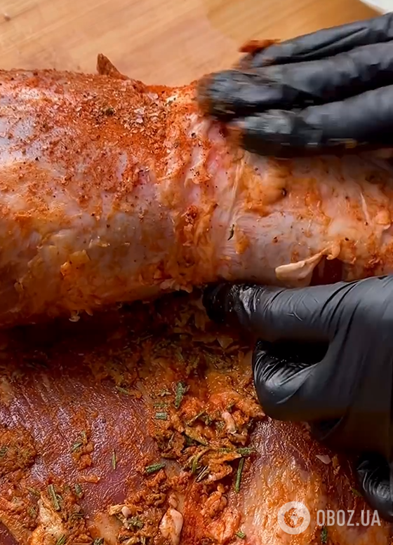 Запеченный рулет из свинины со специями и чесноком: как приготовить праздничное блюдо на Пасху