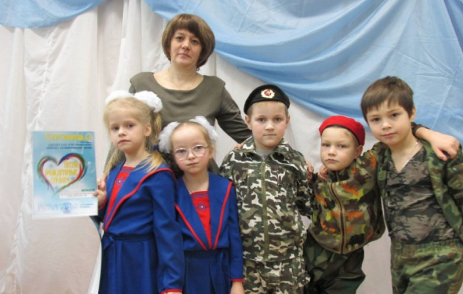 "Чулки для культи" и хвостики для мин вместо уроков: как в России из детей куют патриотов