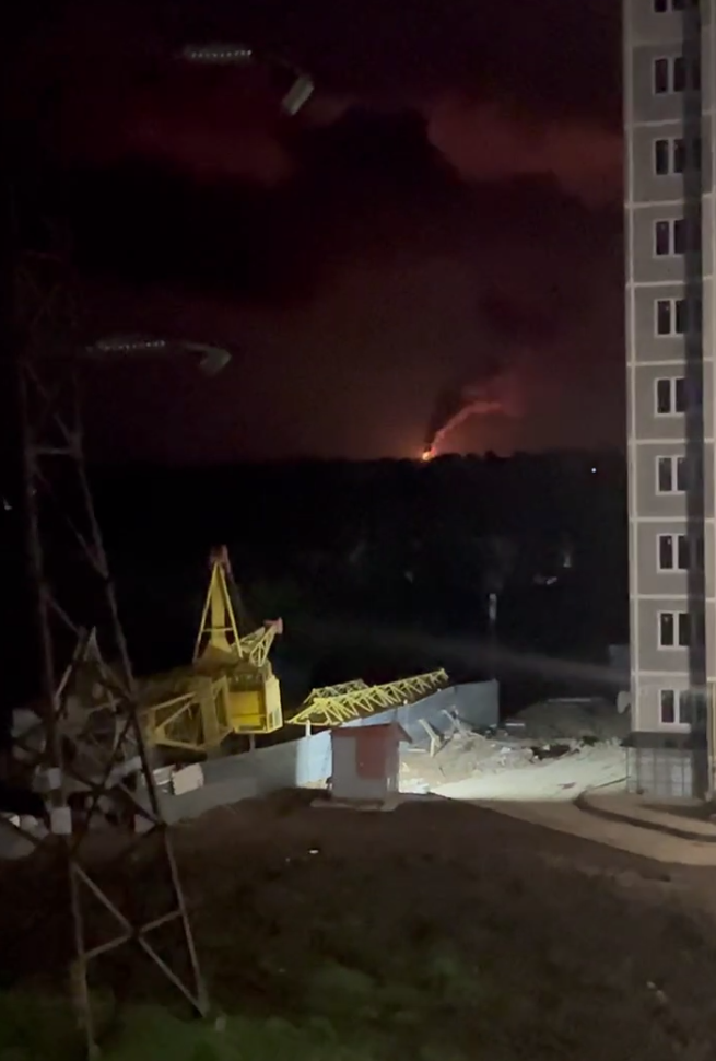 Под ударом были нефтебаза и металлургический завод: в РФ пожаловались на новую атаку дронов, вспыхнули пожары. Видео