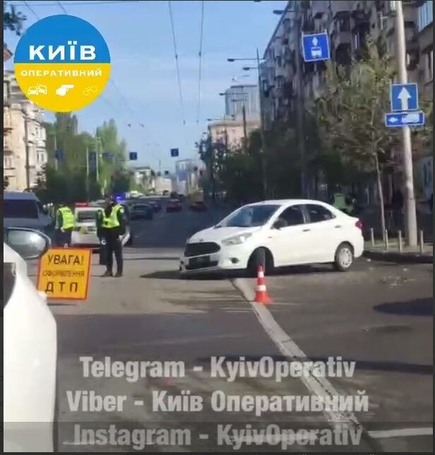 В Киеве произошла авария с участием легковушки и авто патрульной полиции: есть пострадавшая. Видео