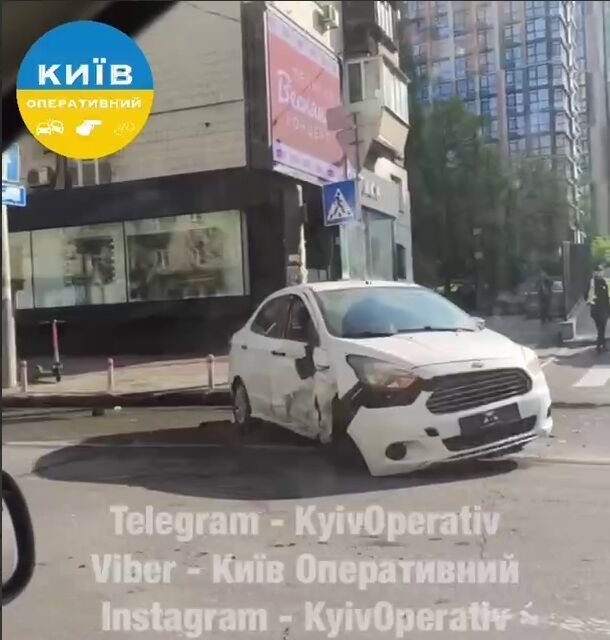 У Києві сталась аварія за участі легковика та авто патрульної поліції: є постраждала. Відео