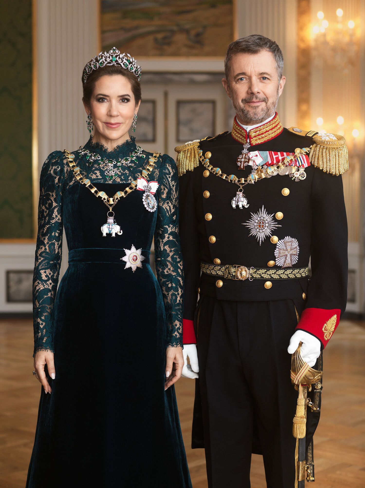 Два отдельных фото? Король Дании Фредерик X и его супруга также попали в скандал с Photoshop