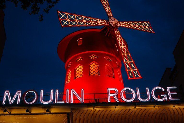 У Парижі впали лопаті знаменитого вітряка кабаре Мулен Руж: з'явились подробиці. Фото 