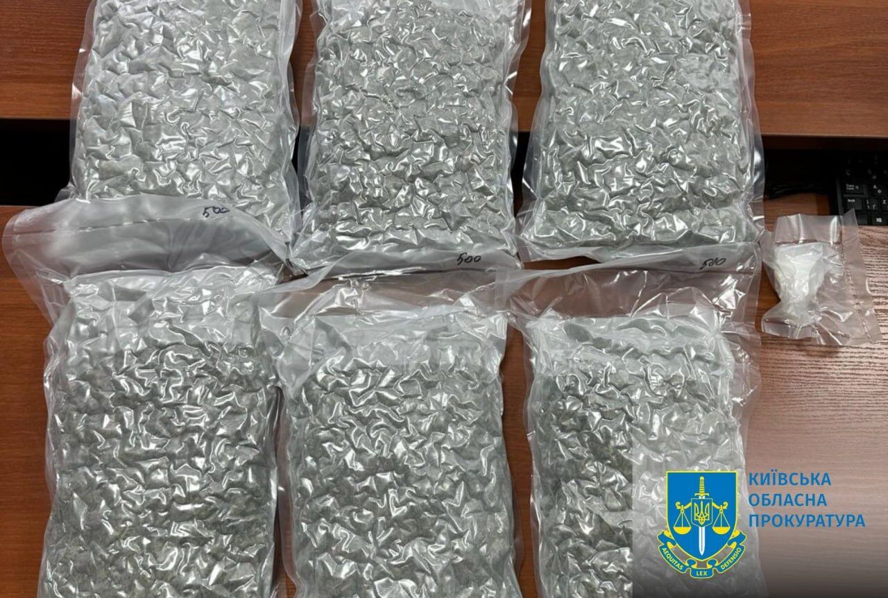 Изъяли "товар" на 4 млн грн: правоохранители разоблачили канал поставки наркотиков в Украину под видом игрушек. Фото