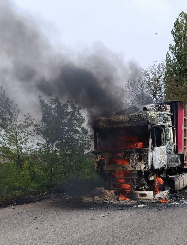 На Херсонщині окупанти з безпілотника атакували автомобіль: постраждав чоловік. Фото