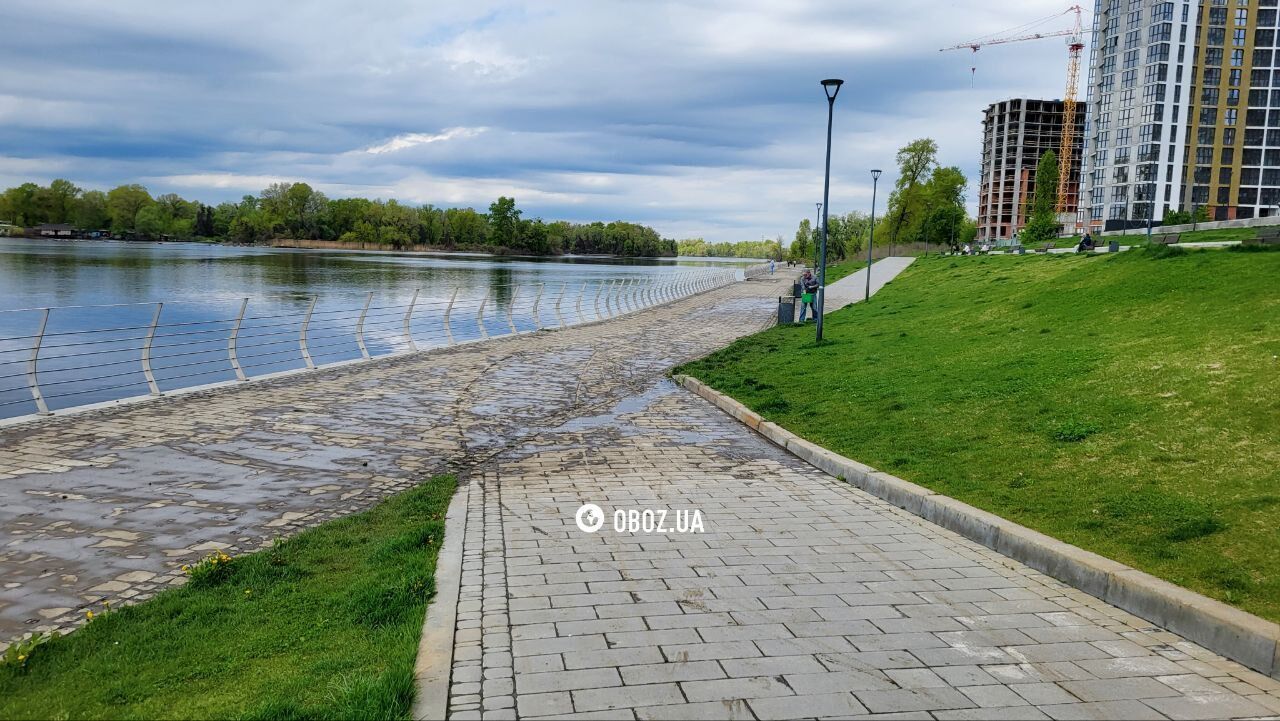 О подтоплении напоминает только болото: в Киеве начал спадать уровень воды в Днепре. Фото