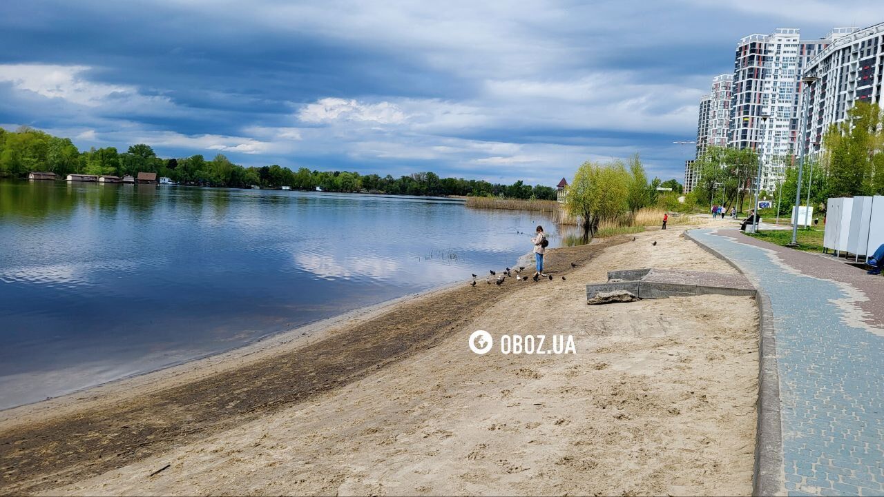 О подтоплении напоминает только болото: в Киеве начал спадать уровень воды в Днепре. Фото