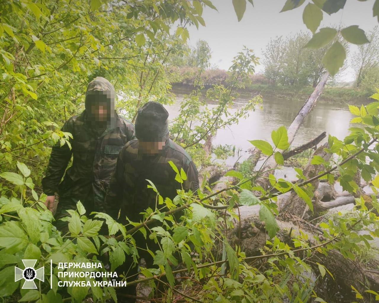 Не знайшли роботи в Німеччині: двоє чоловіків перепливли річку, аби повернутись в Україну. Фото