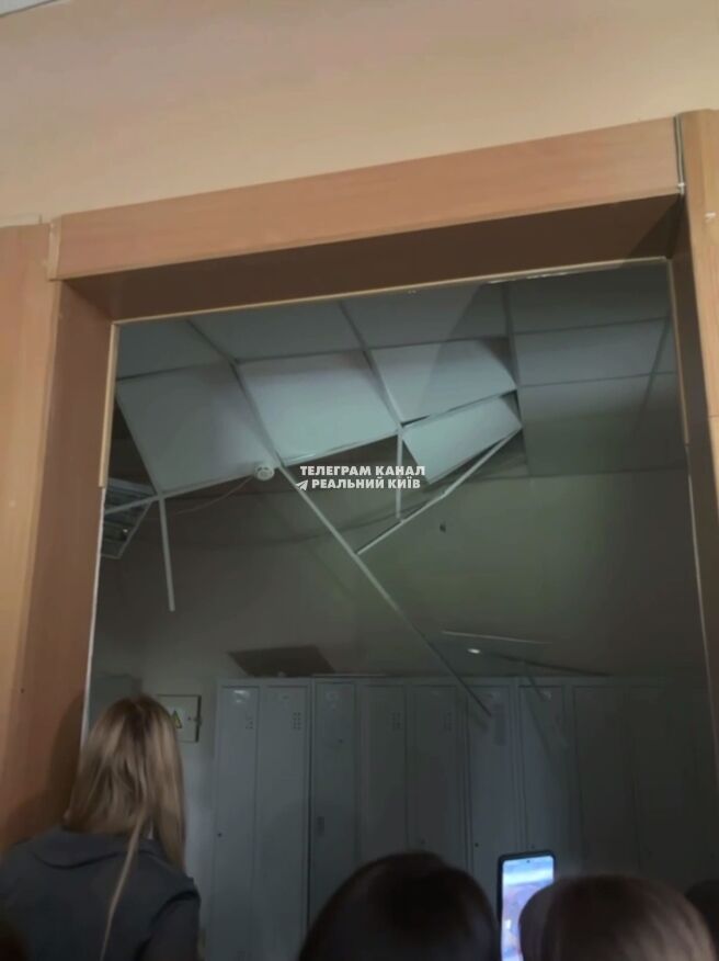 У центрі Києва в школі під час навчального процесу обвалилась стеля. Подробиці і відео