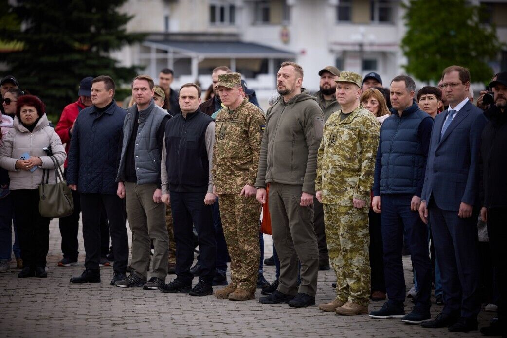 "Дякуємо всім, хто захистив життя": Зеленський у Славутичі вшанував ліквідаторів аварії на ЧАЕС і згадав про 2022 рік. Відео