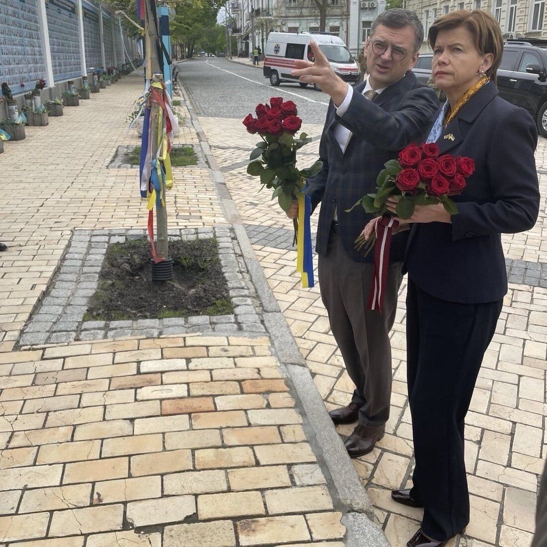 Нова очільниця МЗС Латвії прибула з візитом до Києва і вшанувала пам'ять загиблих у війні з Росією. Фото