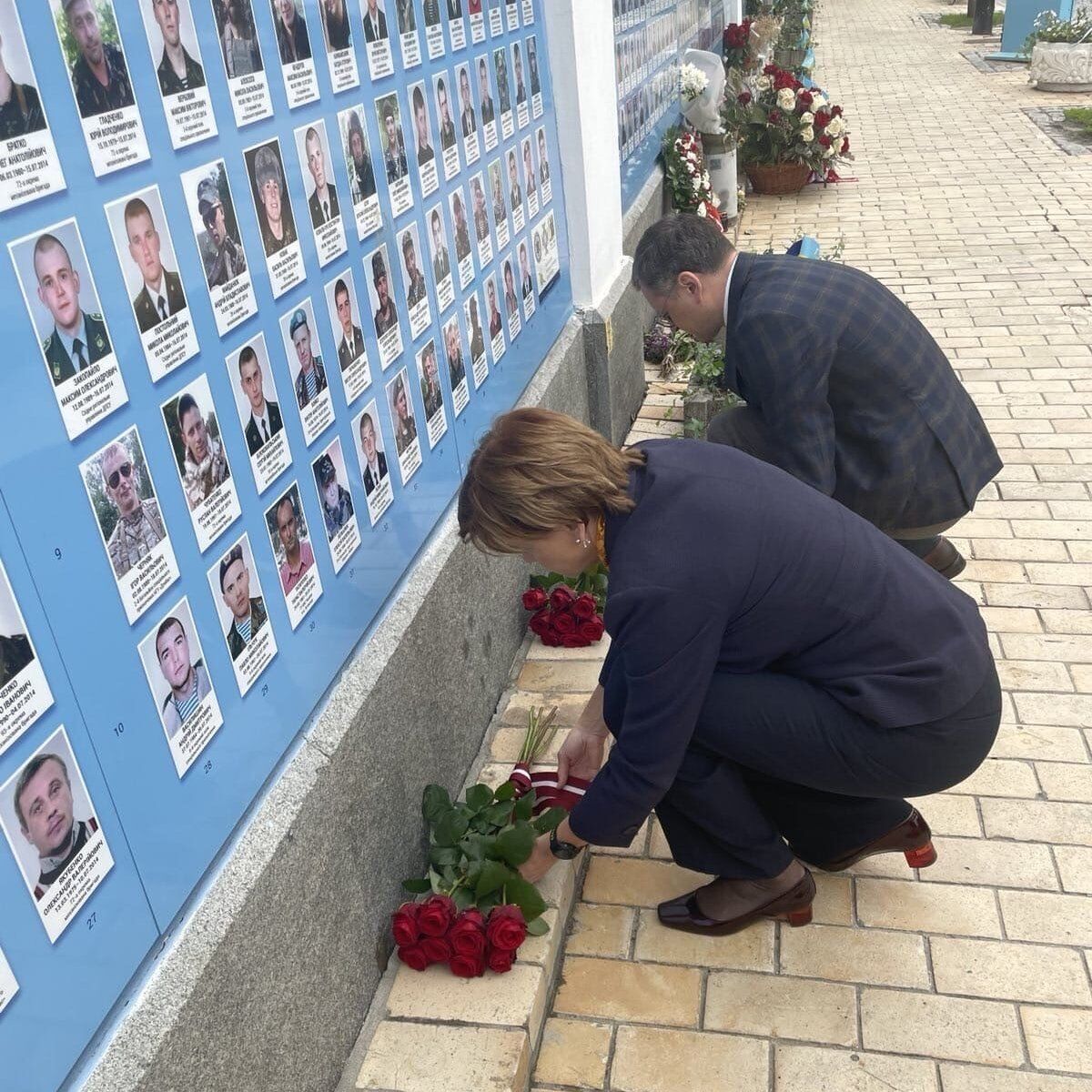 Новый глава МИД Латвии прибыл с визитом в Киев и почтил память погибших в войне с Россией. Фото