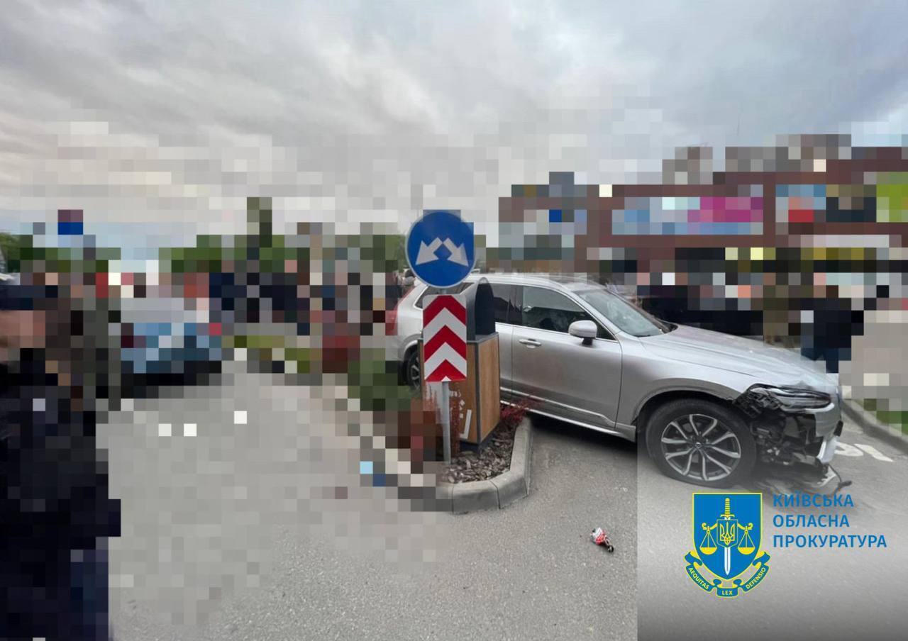 На Київщині п'яний голова РДА в'їхав автівкою у натовп: потерпілі у важкому стані. Відео