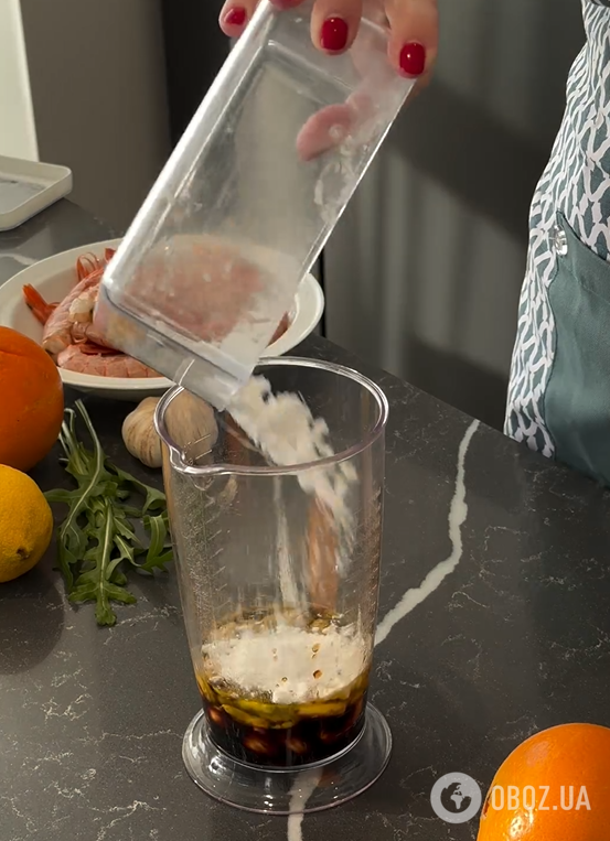 Легкий салат с креветками и ореховой заправкой: как приготовить эффектную закуску к праздничному столу