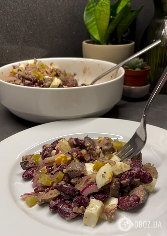Який смачний салат приготувати з курячою печінкою: до святкового столу і на кожен день