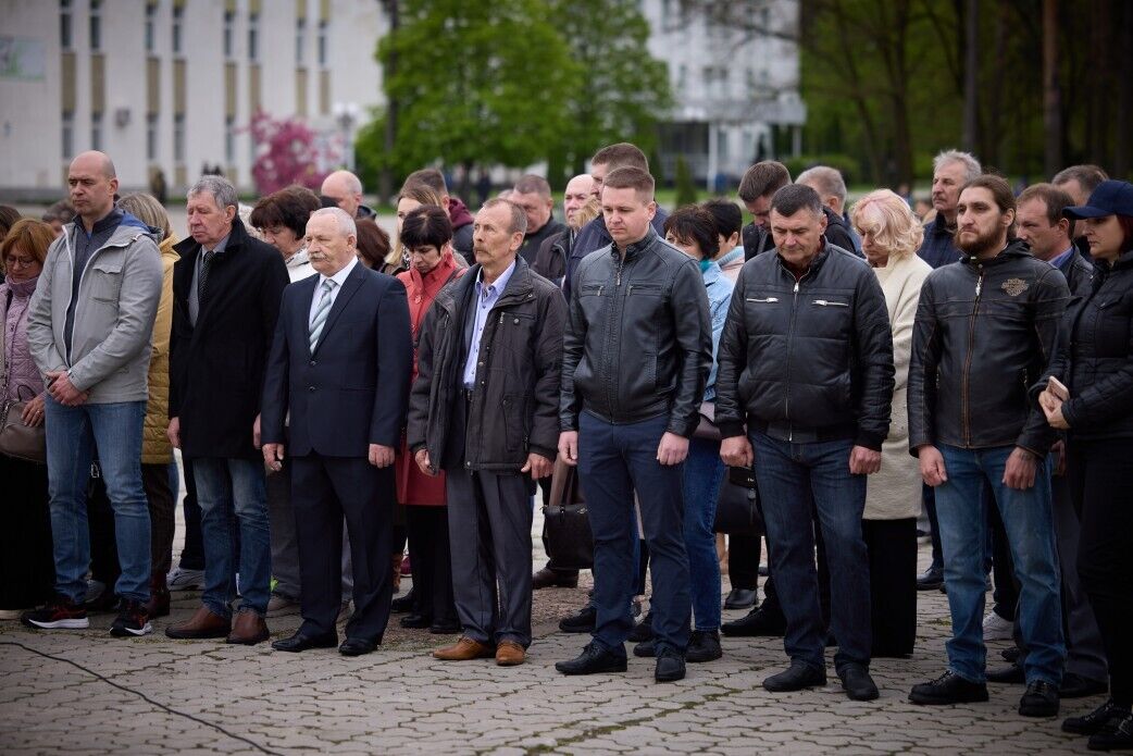 "Дякуємо всім, хто захистив життя": Зеленський у Славутичі вшанував ліквідаторів аварії на ЧАЕС і згадав про 2022 рік. Відео
