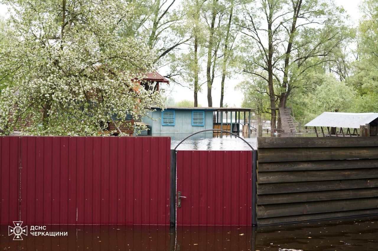 Будинки виявилися відрізаними від суші: на Черкащині частину мешканців села довелося  евакуювати через підтоплення. Фото і відео 