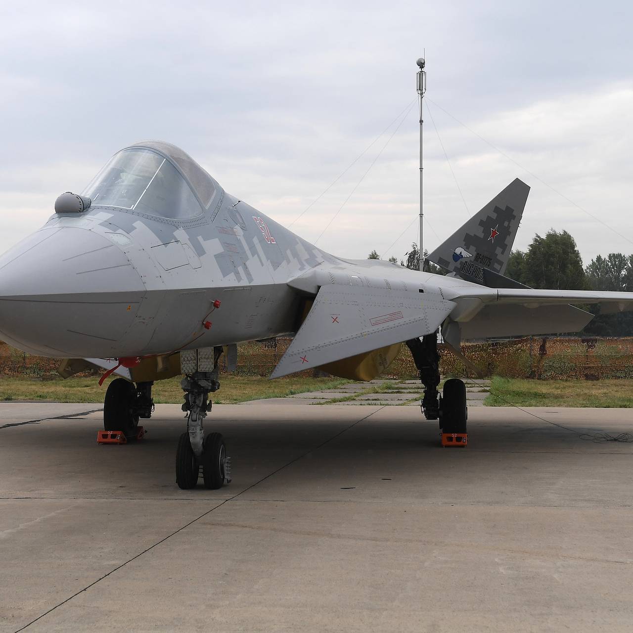Винищувач недоп'ятого покоління: чим відомий Су-57, який Росія дуже обмежено використовує у війні проти України. Відео
