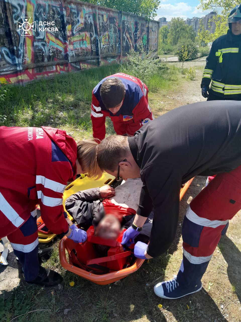 В Киеве на Оболони спасатели вытащили мужчину из 8-метровой ямы. Фото